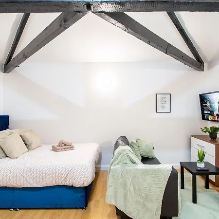 Spacious With Parking - 10 Mins To Centre