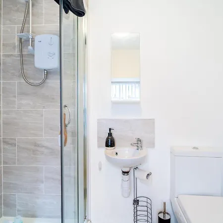 Spacious With Parking - 10 Mins To Centre *