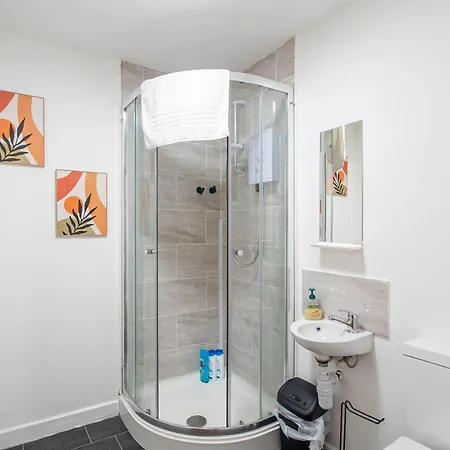 Spacious With Parking - 10 Mins To Centre *