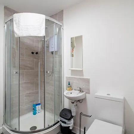 Spacious With Parking - 10 Mins To Centre Leeds (West Yorkshire)