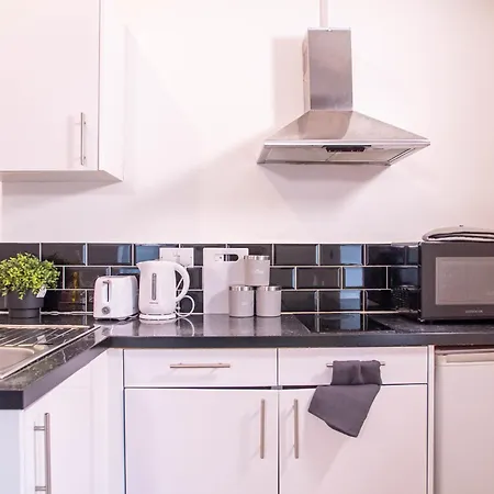 Spacious With Parking - 10 Mins To Centre