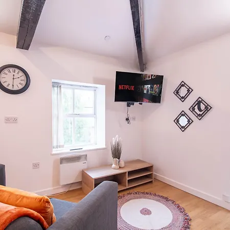 Spacious With Parking - 10 Mins To Centre