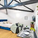 Apartament Spacious With Parking - 10 Mins To Centre *