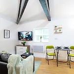 Apartament Spacious With Parking - 10 Mins To Centre