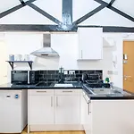 Spacious With Parking - 10 Mins To Centre Leeds (West Yorkshire)