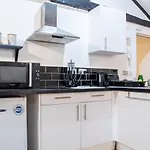 Spacious With Parking - 10 Mins To Centre * Leeds (West Yorkshire)