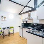Spacious With Parking - 10 Mins To Centre *
