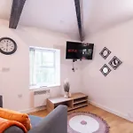 Spacious With Parking - 10 Mins To Centre