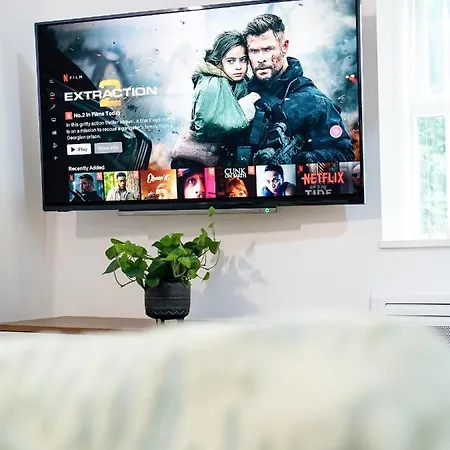 Spacious With Parking - 10 Mins To Centre Apartment *