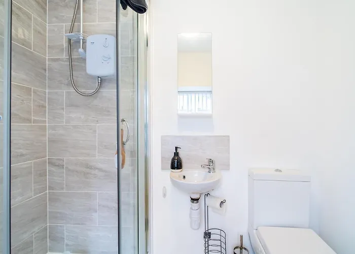 Spacious With Parking - 10 Mins To Centre *