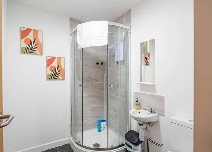 Spacious With Parking - 10 Mins To Centre *