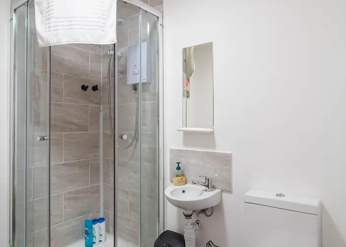 Spacious With Parking - 10 Mins To Centre Leeds (West Yorkshire)