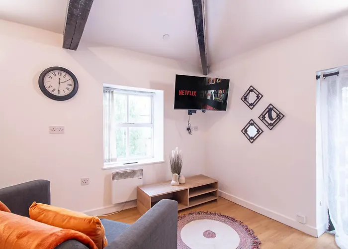 Spacious With Parking - 10 Mins To Centre