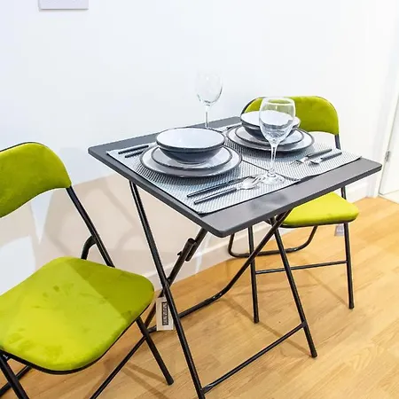 公寓 Spacious With Parking - 10 Mins To Centre