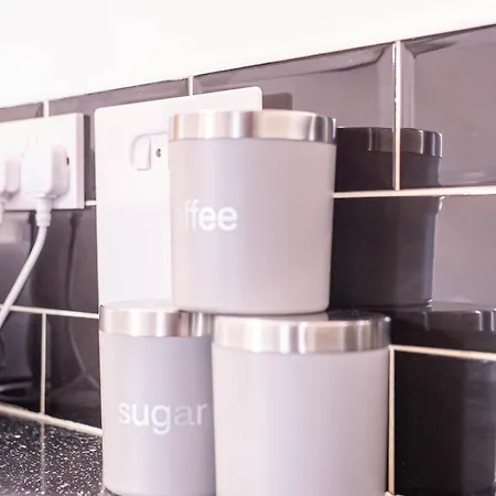 Spacious With Parking - 10 Mins To Centre 公寓 *